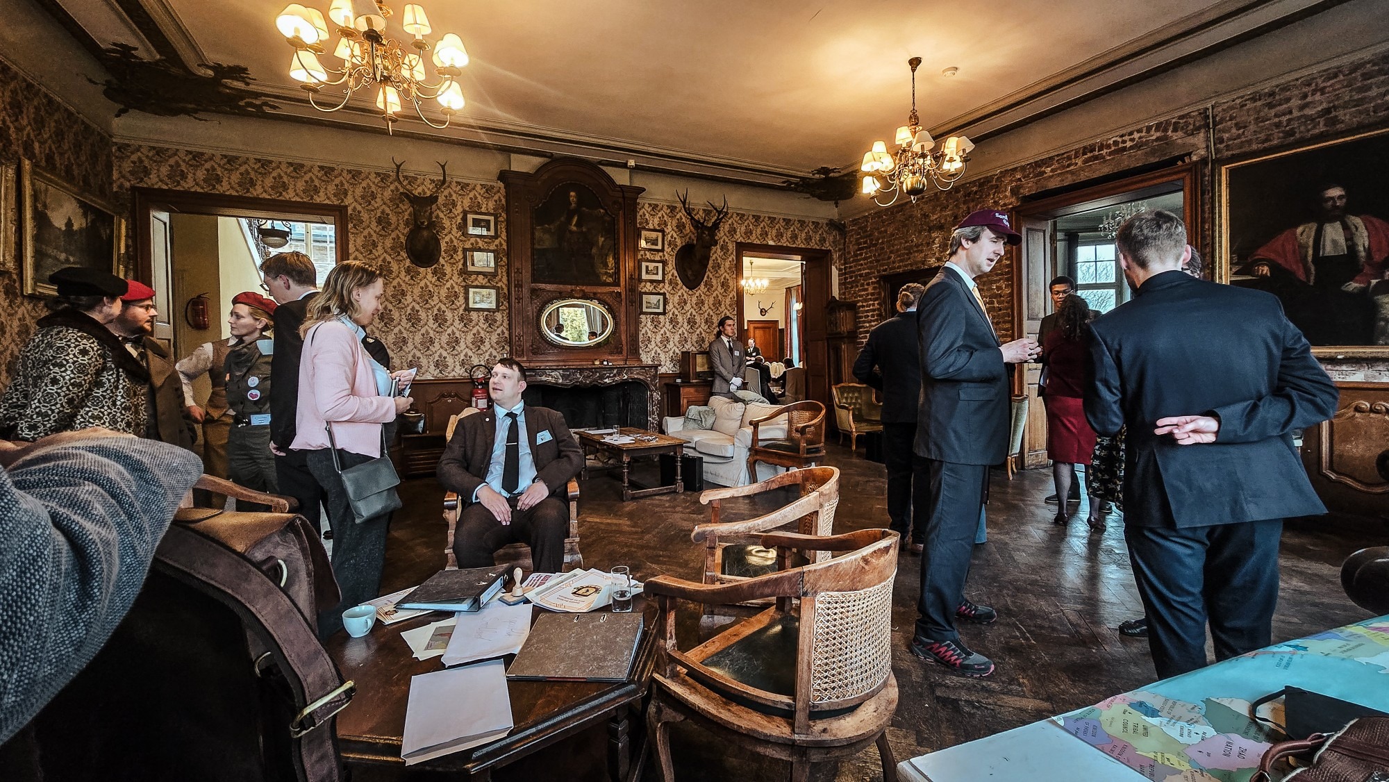A scene from the "Larp & Murder" event at Blier Castle, with a period scene reenactment in a well-decorated room of the castle.