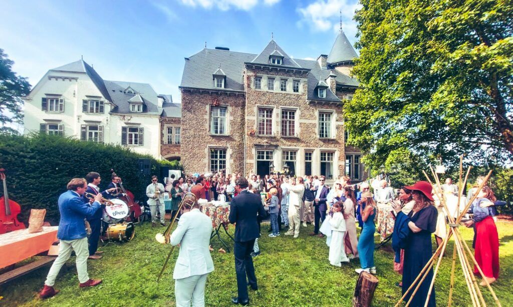 Ontdek het Kasteel van Blier 13 Een huwelijksfeest in de tuin van kasteel Blier met een orkest en gasten.
