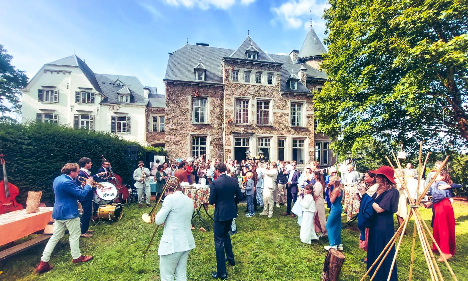 Een huwelijksfeest in de tuin van kasteel Blier met een orkest en gasten.
