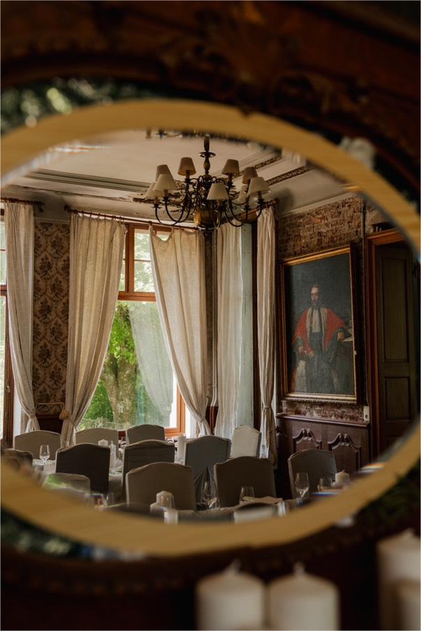 Ontdek het Kasteel van Blier 11 Diner in kasteel Blier. Een sierlijke ovale spiegel die de eetkamer van het Château de Blier weerspiegelt.