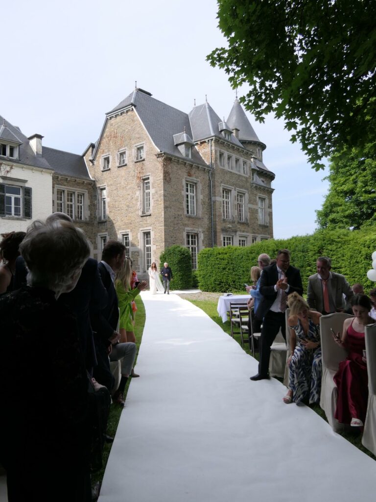 Ontdek het Kasteel van Blier 9 Een wit pad waar het bruidspaar, omringd door hun gasten, doorheen paradeert in de tuin van het Château de Blier.