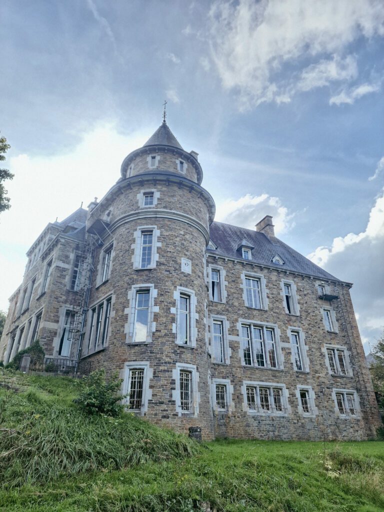 Ontdek het Kasteel van Blier 6 1. Historische kasteelfaçade in het hart van de Belgische Ardennen.