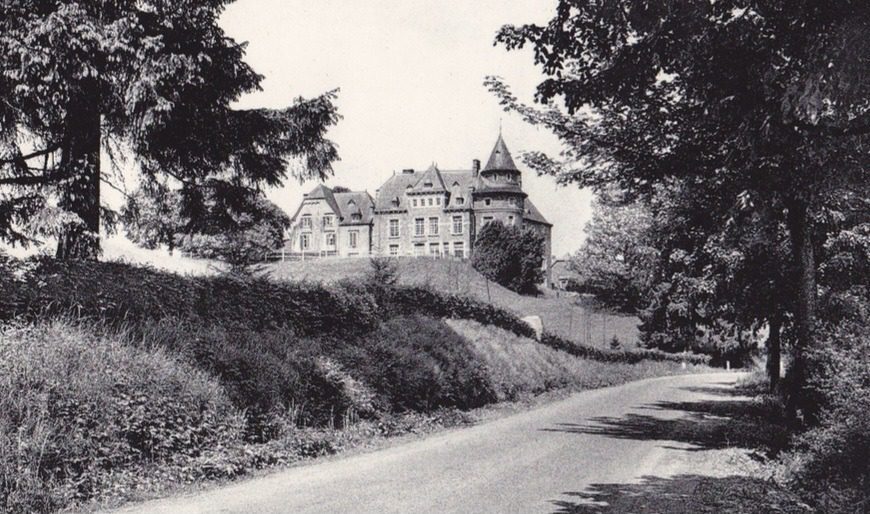 Geschiedenis van kasteel Blier : Historische zwart-witfoto van de hoofdingang en het kasteel van Blier.