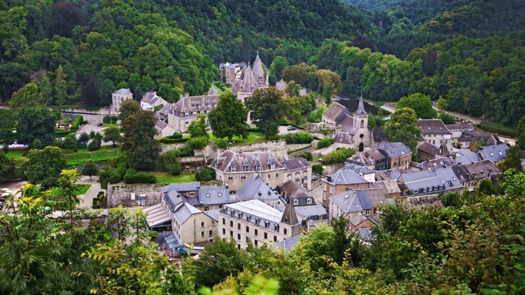 Het dorp Durbuy, de parel van de Ardennen, gezien vanuit de lucht.

