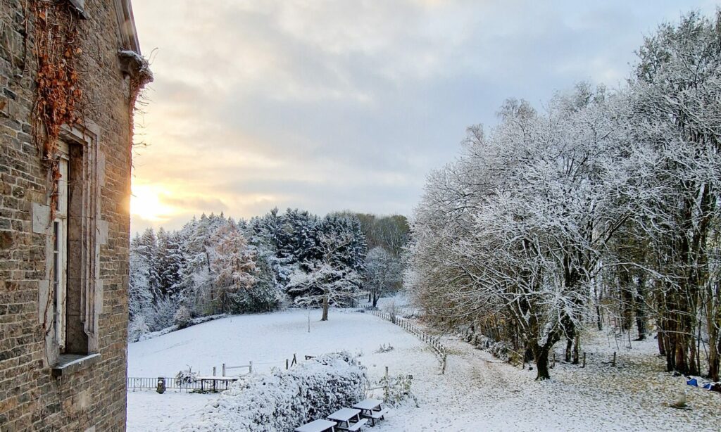 Découvrez le Château de Blier 2 Magnifique vue du jardin du château de Blier sous la neige, en hiver.