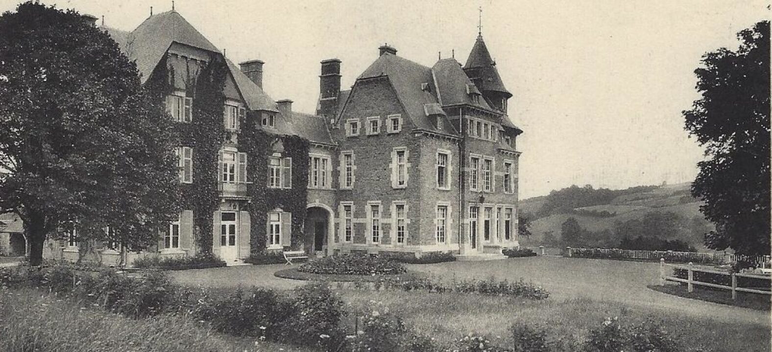 L'Histoire du Château de Blier 2 L'histoire du château de Blier : Photo historique en noir et blanc montrant le château de Blier et son jardin fleuri.