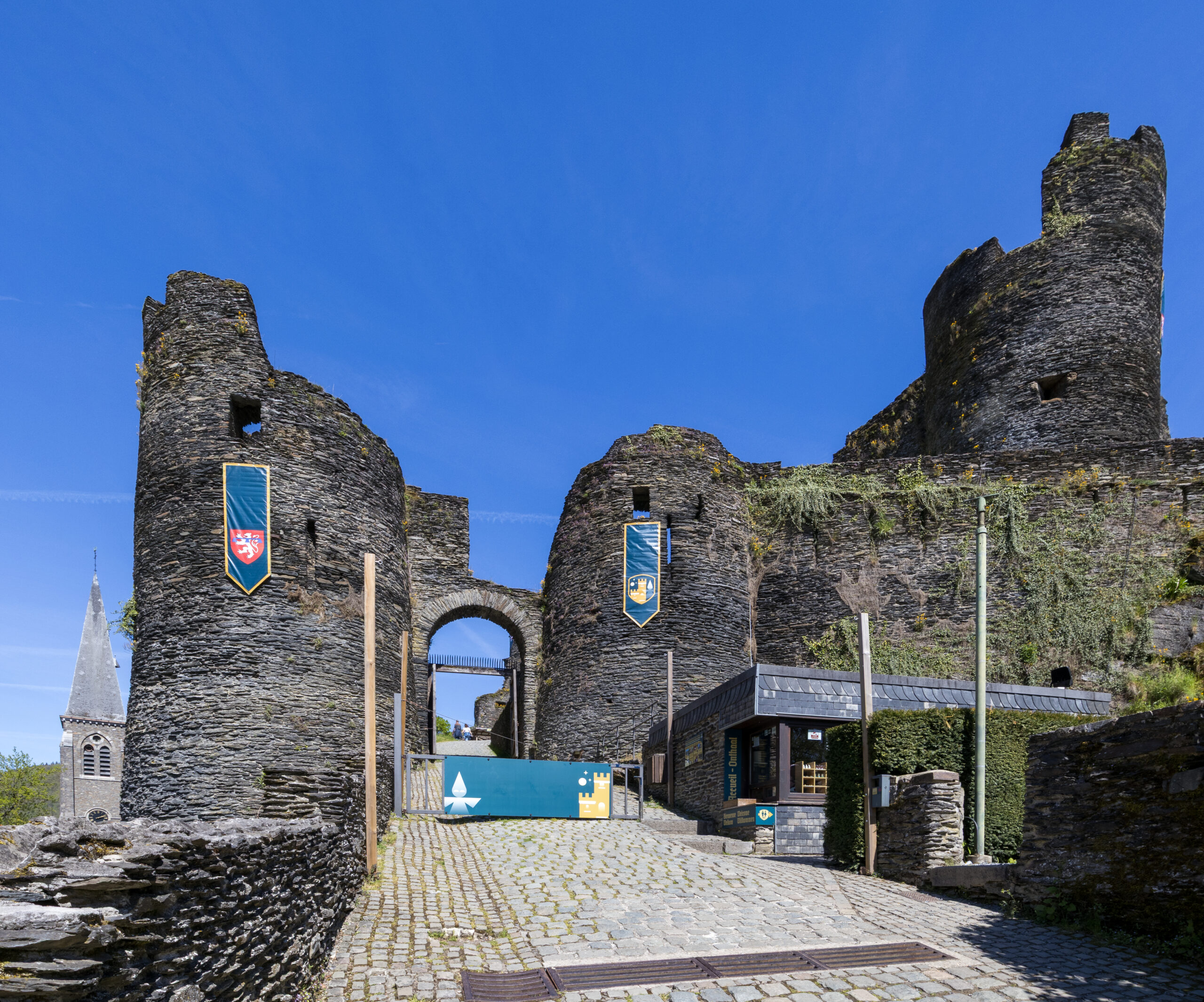Ruins of the feudal castle of La-Roche-en-Ardenne - Photo from Wikipédia
